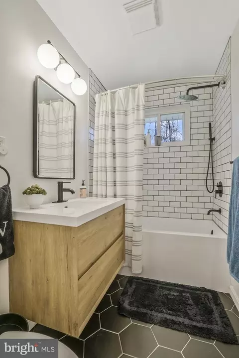 Bath - 8632 Victoria Rd, Springfield, VA 22151 photo 5 of 5