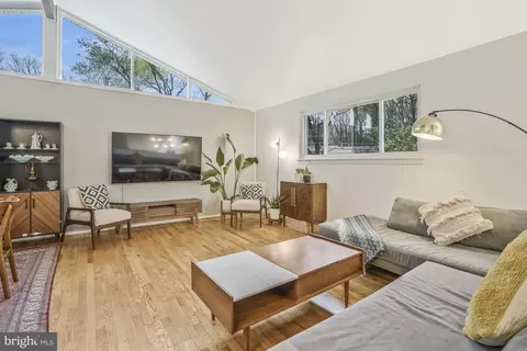 Living - 8632 Victoria Rd, Springfield, VA 22151 photo 2 of 3
