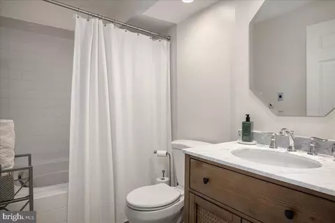 Bath - 1622 Stowe Rd, Reston, VA 20194 photo 2 of 3