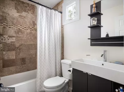 Bath - 1622 Stowe Rd, Reston, VA 20194 photo 3 of 3