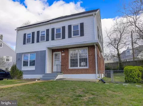 2210 Sweetbriar Dr, Alexandria, VA 22307