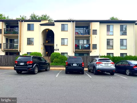 625 Center St #103, Herndon, VA 20170