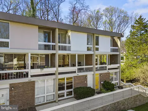 Exterior - 11585 Maple Ridge Rd, Reston, VA 20190 photo 7 of 10