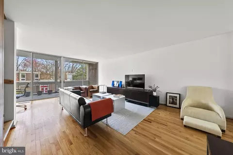 Living - 11585 Maple Ridge Rd, Reston, VA 20190 photo 2 of 4