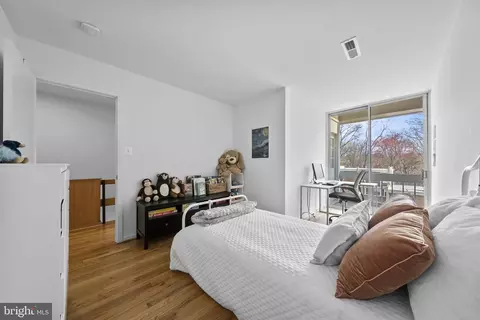 Bedroom - 11585 Maple Ridge Rd, Reston, VA 20190 photo 5 of 9