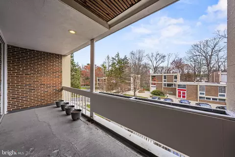 Exterior - 11585 Maple Ridge Rd, Reston, VA 20190 photo 3 of 10