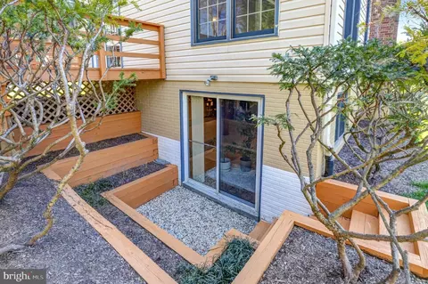 Exterior - 6920 Chelsea Rd, Mclean, VA 22101 photo 11 of 15