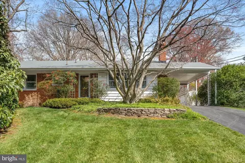 902 Neal Dr, Alexandria, VA 22308
