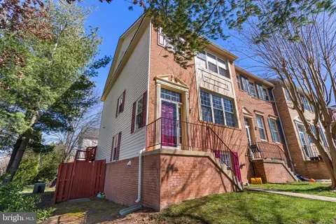 13116 Willow Stream Ln, Fairfax, VA 22033