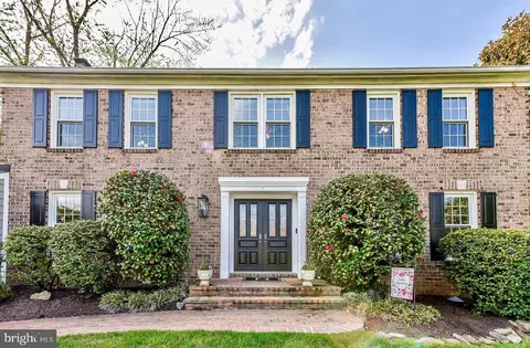 9005 Streamview Ln, Vienna, VA 22182