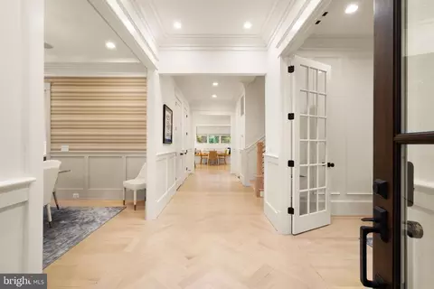 Entry Way - 1714 Forest Ln, Mclean, VA 22101 photo 3 of 7