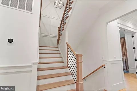 Entry Way - 1714 Forest Ln, Mclean, VA 22101 photo 4 of 7