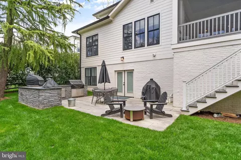 Exterior - 1714 Forest Ln, Mclean, VA 22101 photo 11 of 17