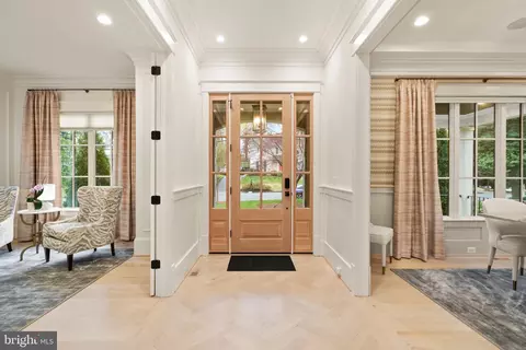 Entry Way - 1714 Forest Ln, Mclean, VA 22101 photo 2 of 7