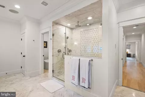 Bath - 1714 Forest Ln, Mclean, VA 22101 photo 5 of 9