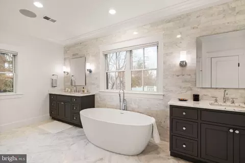 Bath - 1714 Forest Ln, Mclean, VA 22101 photo 4 of 9