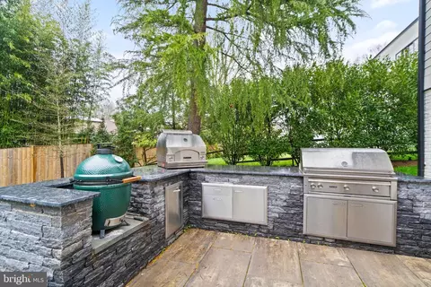 Exterior - 1714 Forest Ln, Mclean, VA 22101 photo 12 of 17