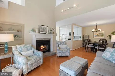10042 Oakton Terrace Rd #10042, Oakton, VA 22124