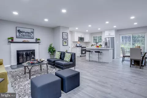Living - 7706 Viceroy St, Springfield, VA 22151 photo 6 of 9