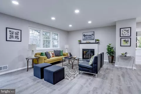 Living - 7706 Viceroy St, Springfield, VA 22151 photo 4 of 9