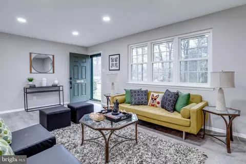 Living - 7706 Viceroy St, Springfield, VA 22151 photo 3 of 9