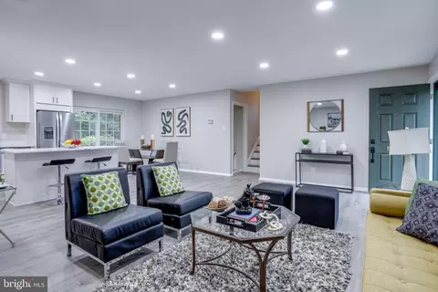 Living - 7706 Viceroy St, Springfield, VA 22151 photo 5 of 9