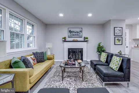 Living - 7706 Viceroy St, Springfield, VA 22151 photo 2 of 9