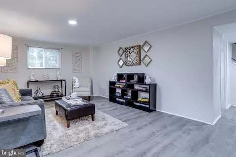 Living - 7706 Viceroy St, Springfield, VA 22151 photo 8 of 9