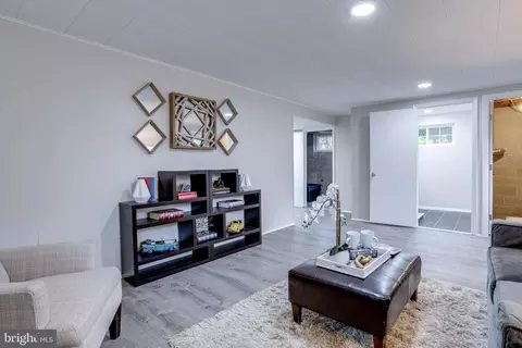 Living - 7706 Viceroy St, Springfield, VA 22151 photo 7 of 9