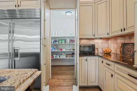 Kitchen - 1911 Barbee St, Mclean, VA 22101 photo 6 of 8