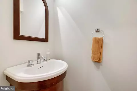 Bath - 2179 White Cornus Ln, Reston, VA 20191 photo 3 of 3
