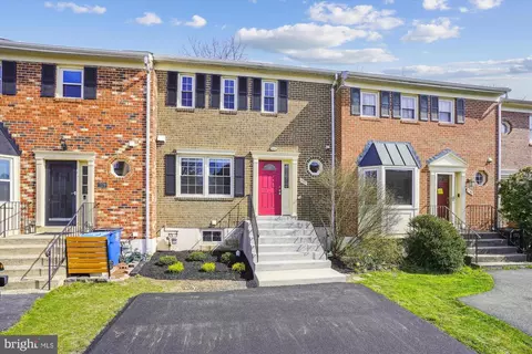 7181 Lake Cove Dr, Alexandria, VA 22315