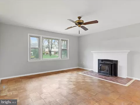 Living - 7519 Havelock St, Springfield, VA 22150 photo 1 of 5