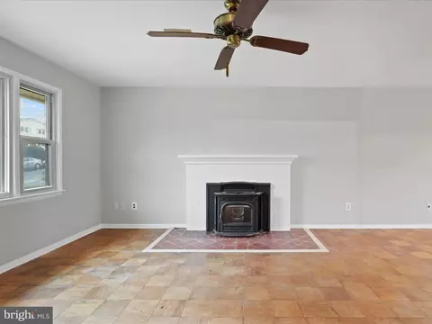Living - 7519 Havelock St, Springfield, VA 22150 photo 2 of 5