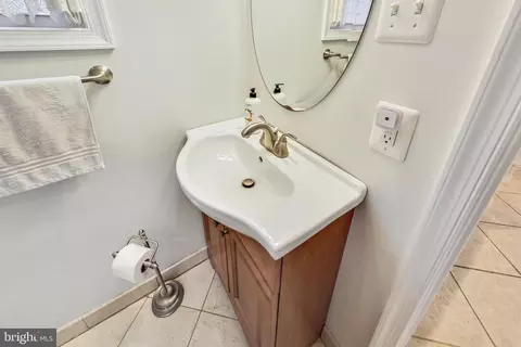 Bath - 1411 Audmar Dr, Mclean, VA 22101 photo 3 of 3