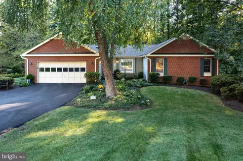 7108 Park Point Ct, Fairfax Station, VA 22039