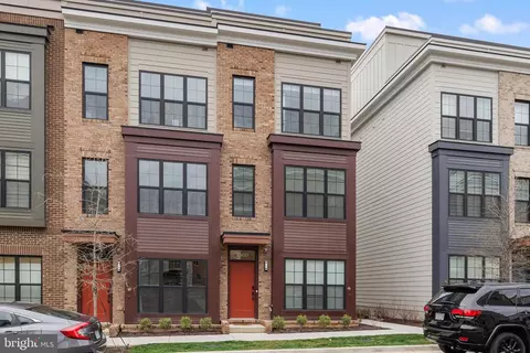 7360 Blade Dr, Falls Church, VA 22042