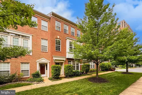 2372 Huntington Station Ct, Alexandria, VA 22303