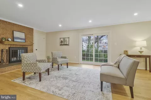 Living - 6017 Commack Ct, Springfield, VA 22152 photo 4 of 13