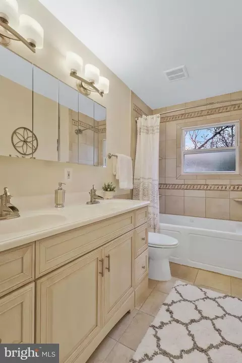 Bath - 6017 Commack Ct, Springfield, VA 22152 photo 6 of 6