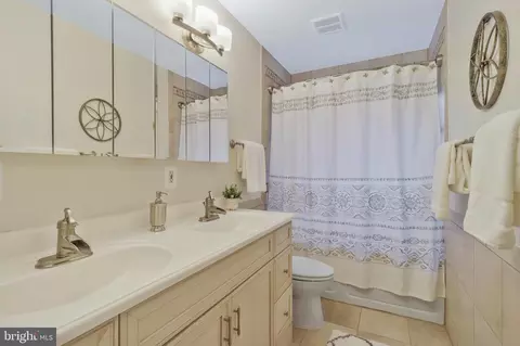 Bath - 6017 Commack Ct, Springfield, VA 22152 photo 5 of 6