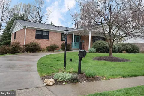 6710 Reynard Dr, Springfield, VA 22152