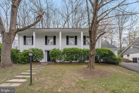8126 Briar Creek Dr, Annandale, VA 22003