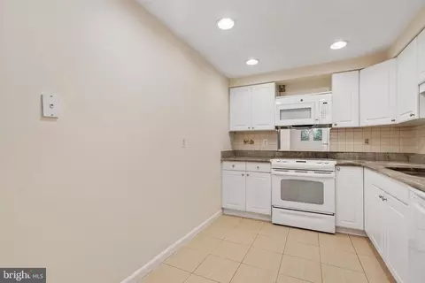 Kitchen - 7621 Tremayne Pl #108, Mclean, VA 22102 photo 3 of 6