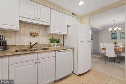 Kitchen - 7621 Tremayne Pl #108, Mclean, VA 22102 photo 4 of 6