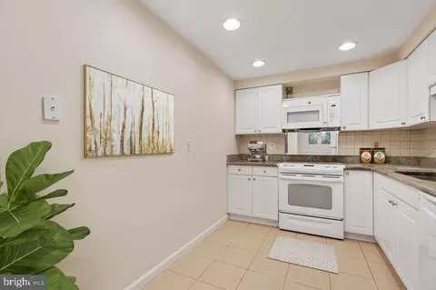 Kitchen - 7621 Tremayne Pl #108, Mclean, VA 22102 photo 6 of 6