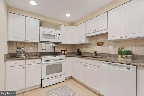Kitchen - 7621 Tremayne Pl #108, Mclean, VA 22102 photo 5 of 6