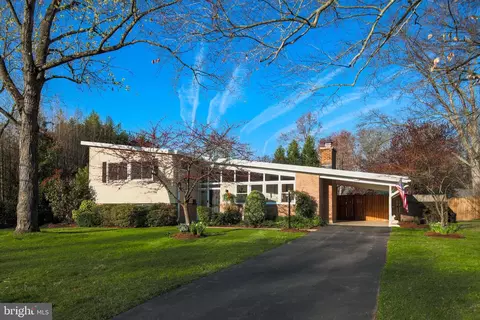 8902 Camfield Dr, Alexandria, VA 22308