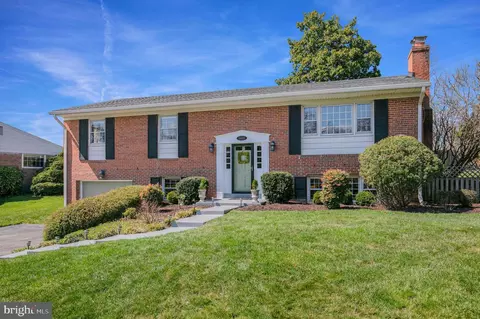 8600 Willowmere Dr, Vienna, VA 22180
