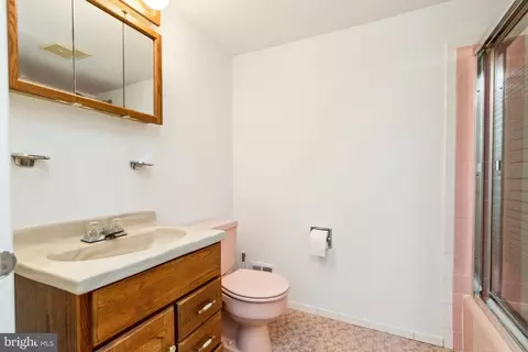 Bath - 8708 Kerry Ln, Springfield, VA 22152 photo 4 of 4